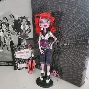 Operetta from Monster High's pet is a spider named Memphis "Daddy O" Longlegs